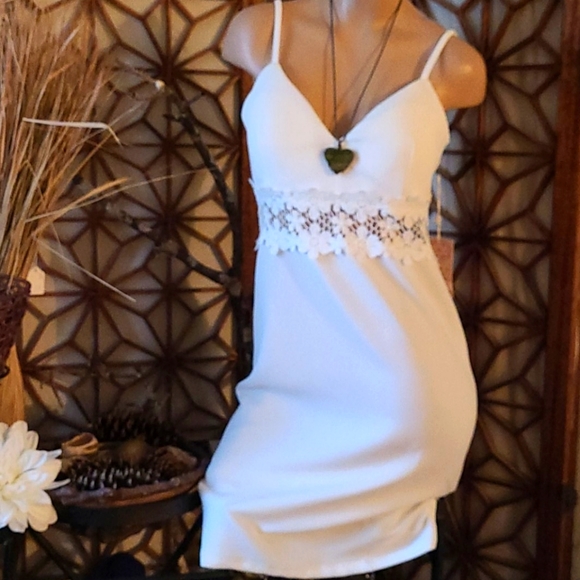 Iris Basic Dresses & Skirts - NWT BEAUTIFUL SUMMER LACE WHITE IRIS MEDIUM DRESS.